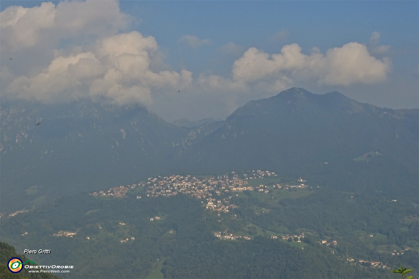 42 Zoom su Costa Serina, il Monte Suchello a dx e l'Alben a sx.JPG